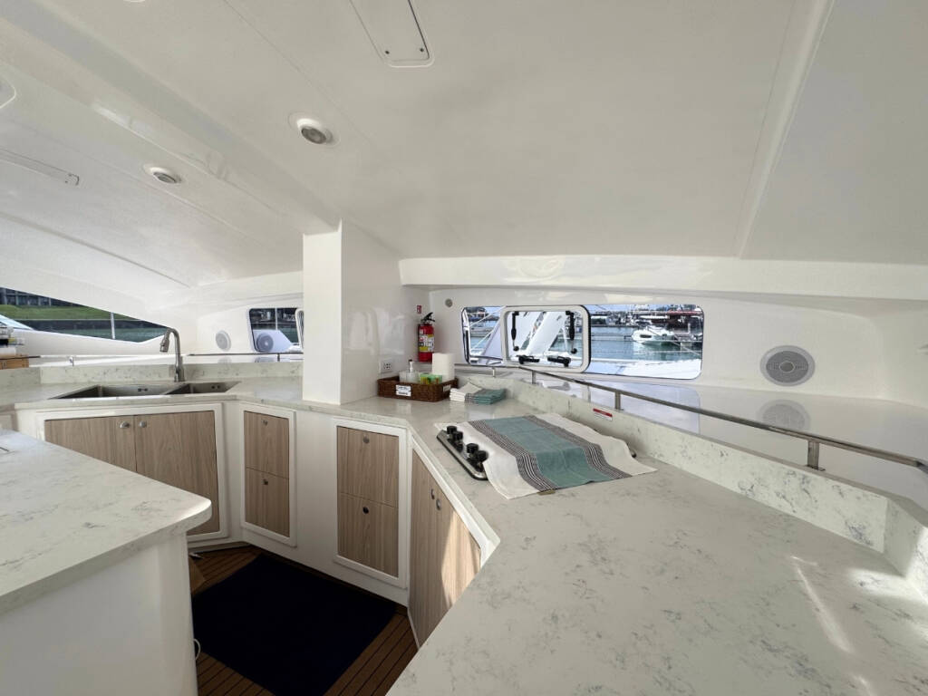 Island Spirit 410 Isle Phantom