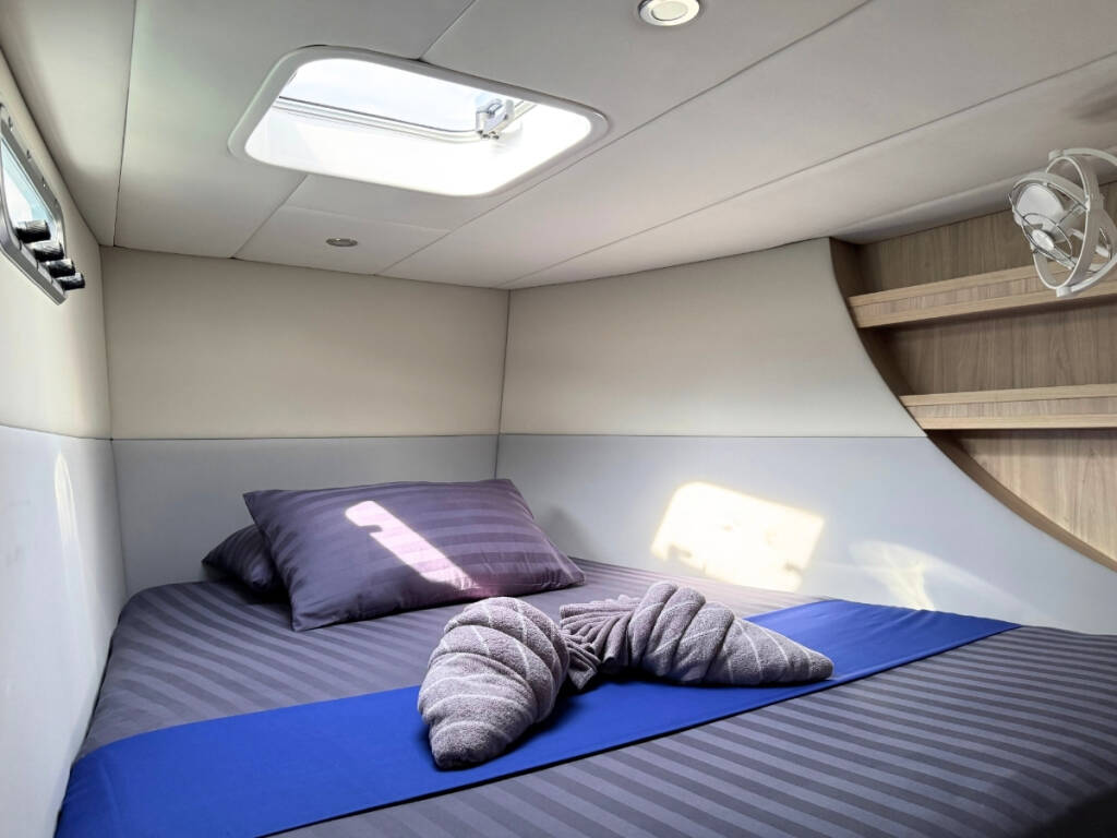 Island Spirit 410 Isle Phantom