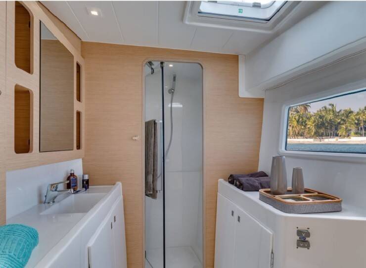 Lagoon 42 WHITE MOON 