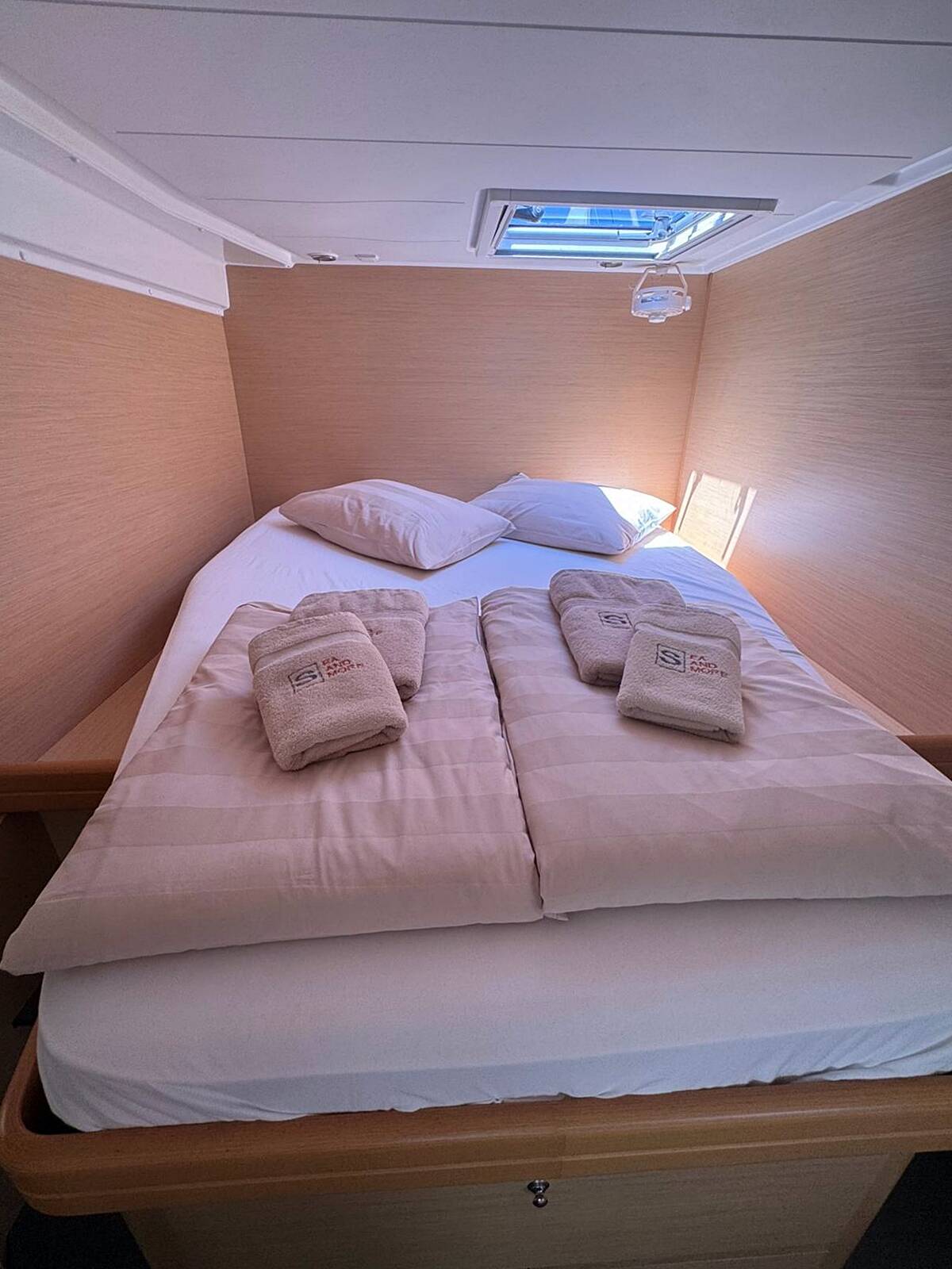 Lagoon 421 Happiness