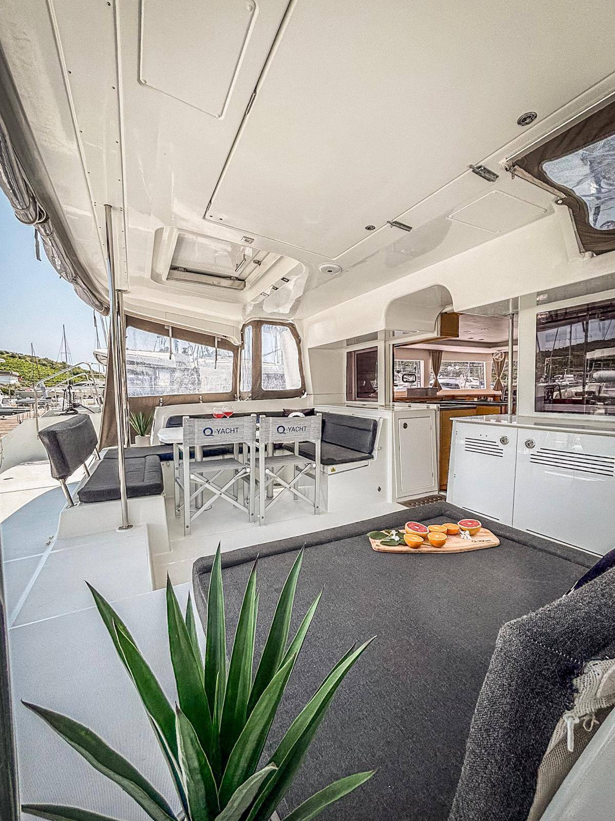 Lagoon 450 F Red Twin