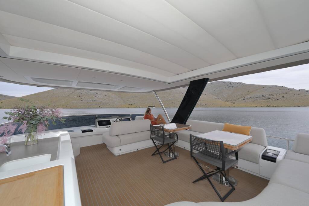 Power catamaran Lagoon Sixty 7 Mastermind