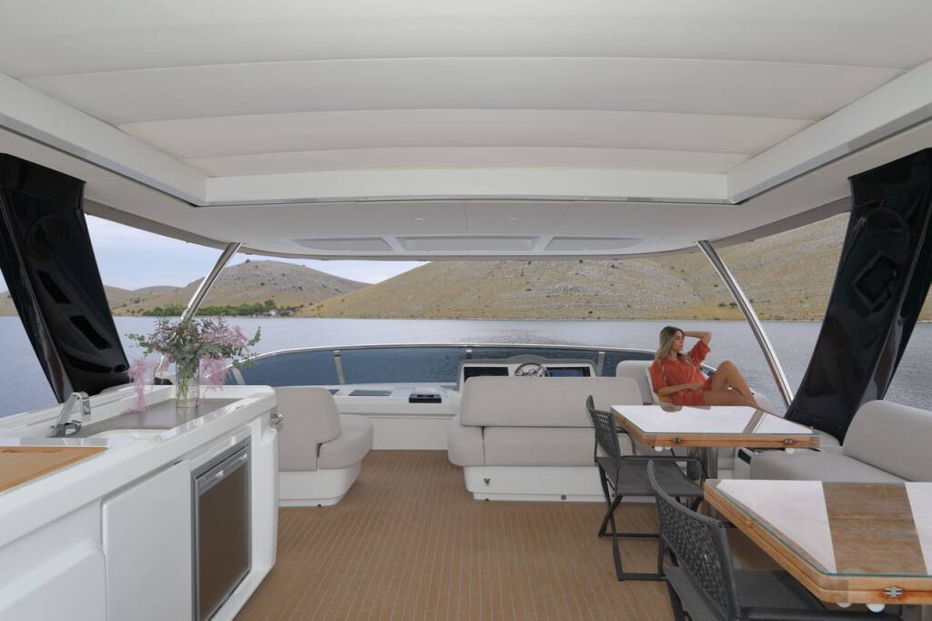 Power catamaran Lagoon Sixty 7 Mastermind