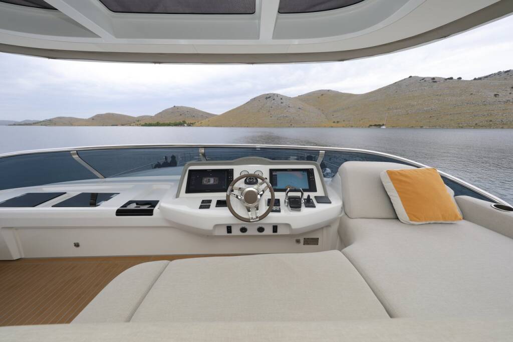 Power catamaran Lagoon Sixty 7 Mastermind