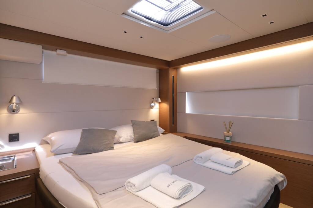 Power catamaran Lagoon Sixty 7 Mastermind