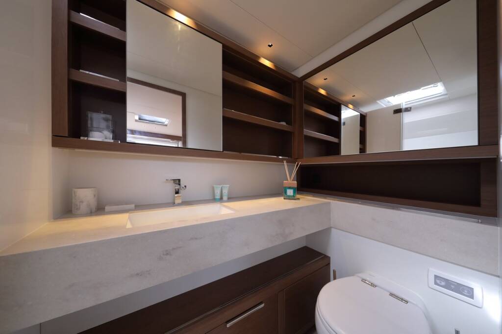 Power catamaran Lagoon Sixty 7 Mastermind