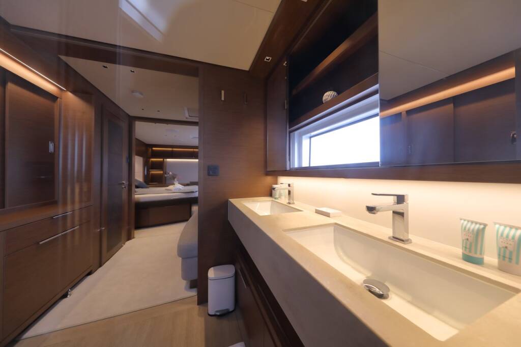Power catamaran Lagoon Sixty 7 Mastermind