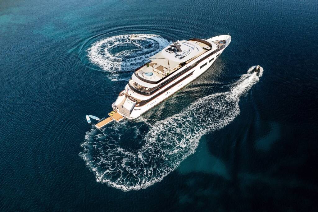 Luxus-Motoryacht MY Custom Black Swan Black Swan