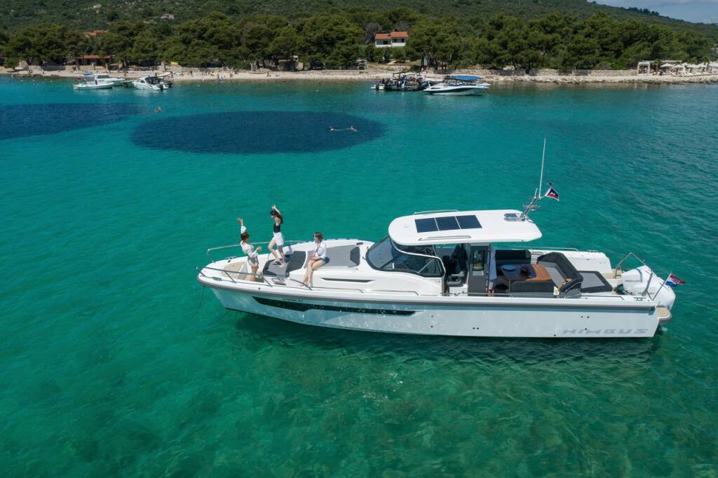 Motor boat Nimbus T11 Pura Vida