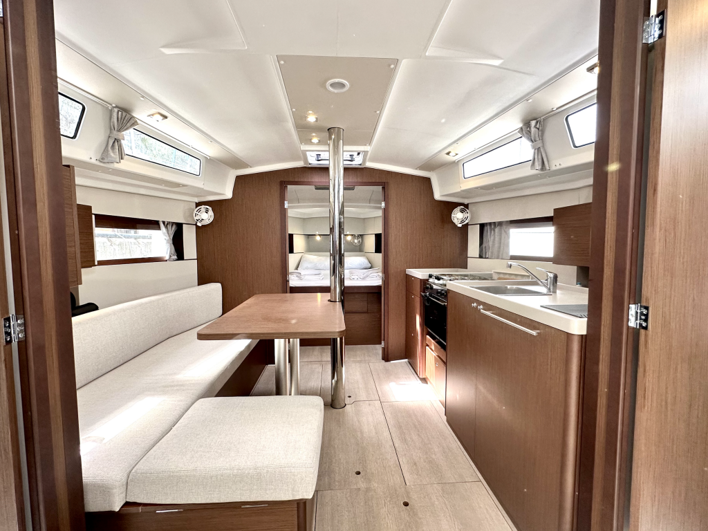 Segelyacht Oceanis 38.1 Sail Bellatrix