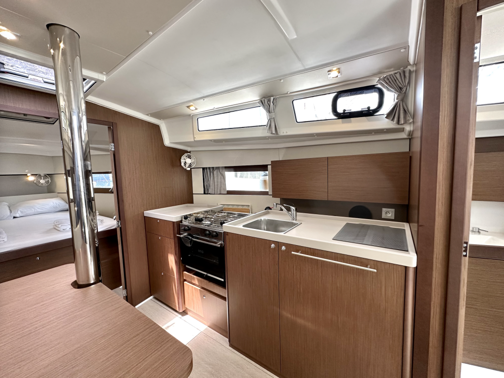 Segelyacht Oceanis 38.1 Sail Bellatrix