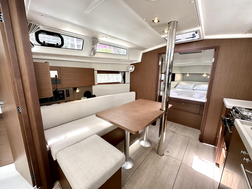 Segelyacht Oceanis 38.1 Sail Bellatrix