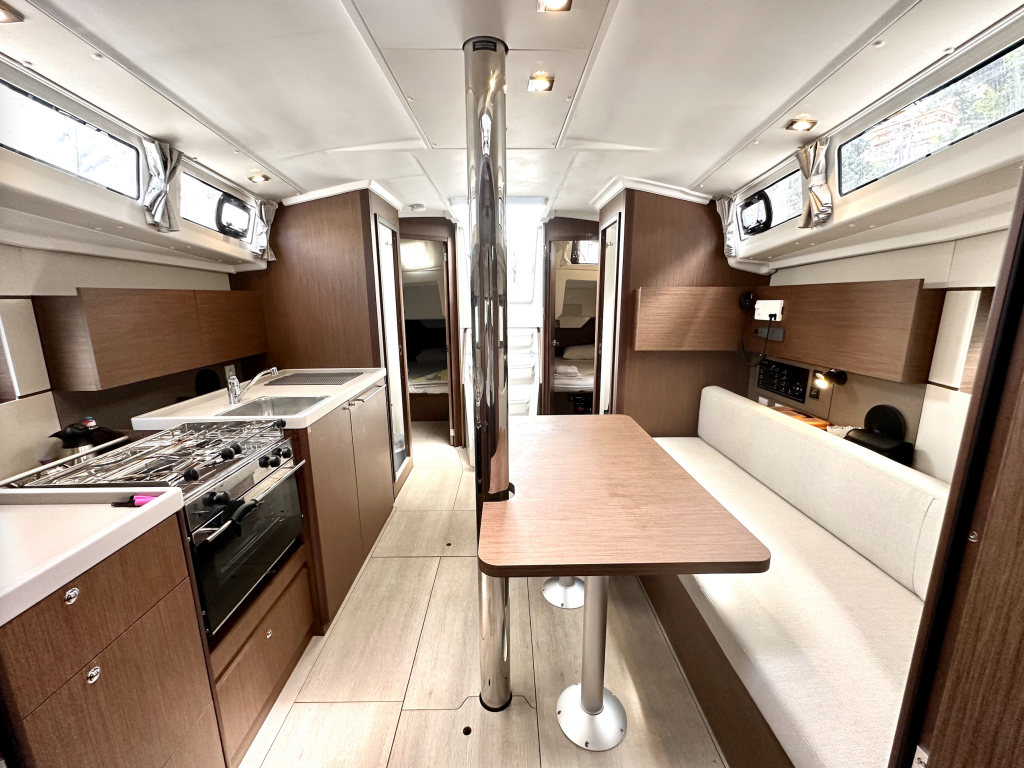 Segelyacht Oceanis 38.1 Sail Bellatrix