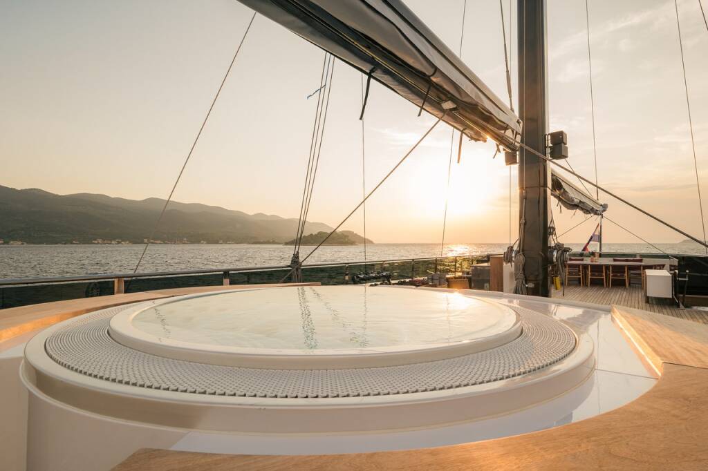 Luxury sailing yacht Reposado Reposado