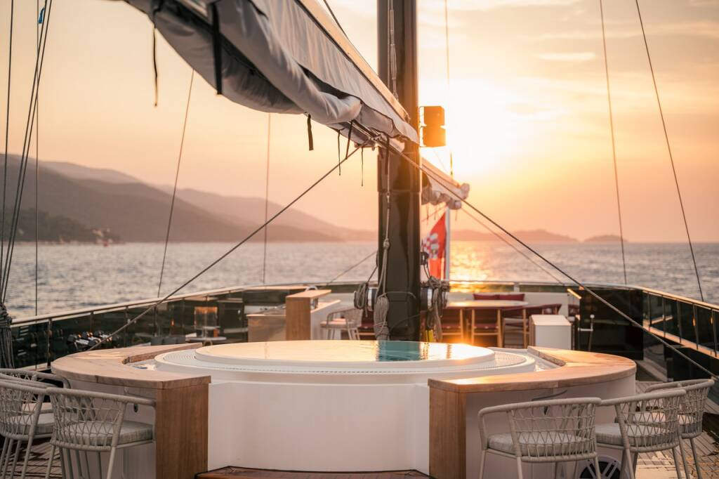 Luxury sailing yacht Reposado Reposado