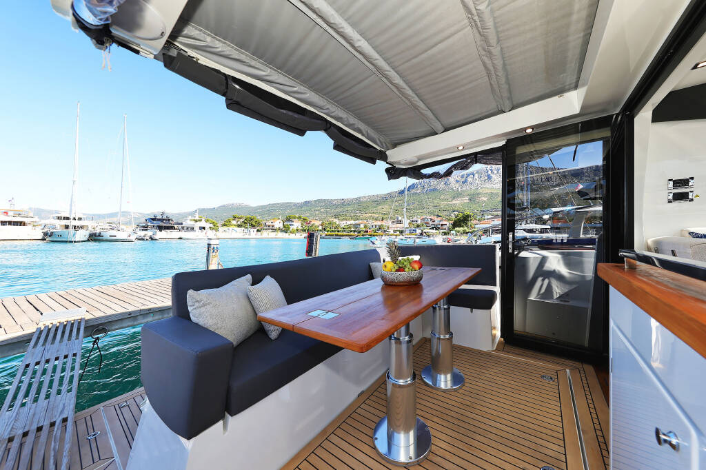 Sealine C390 Tireless