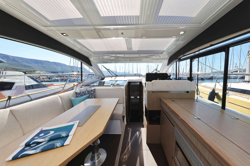 Sealine C390 Tireless