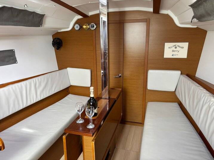 Sun Odyssey 349 Berry