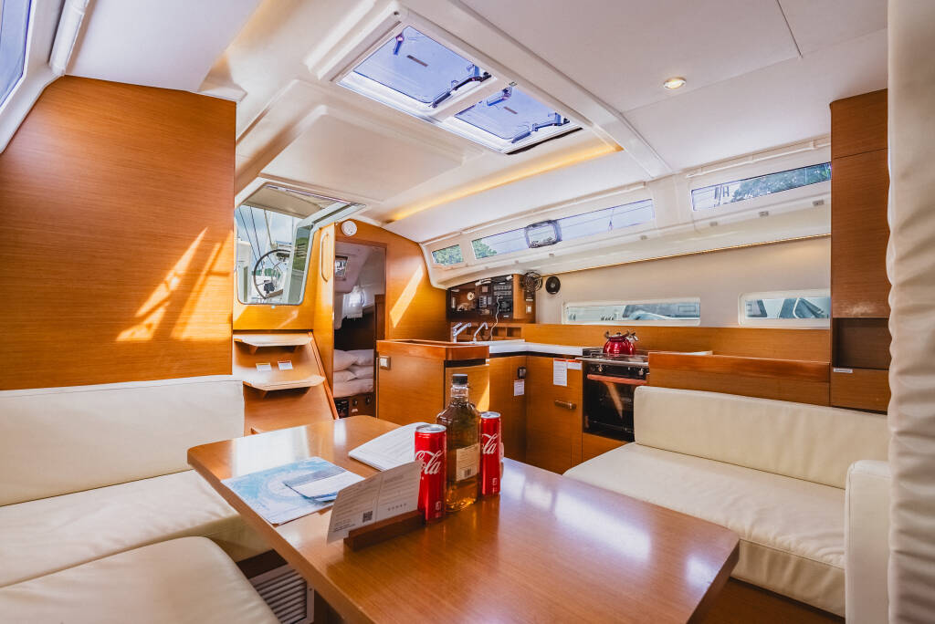 Sun Odyssey 410 Tola Sunrise