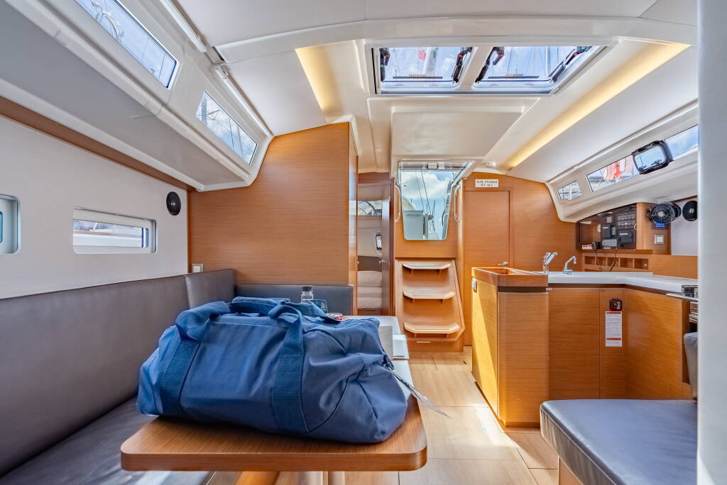 Sun Odyssey 410 Easy Skanking