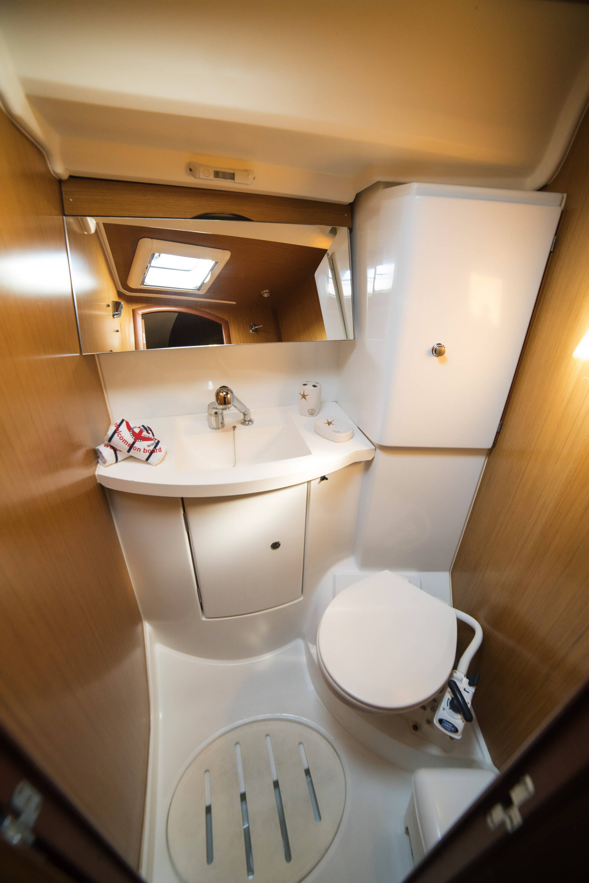 Segelyacht Sun Odyssey 42i Triton
