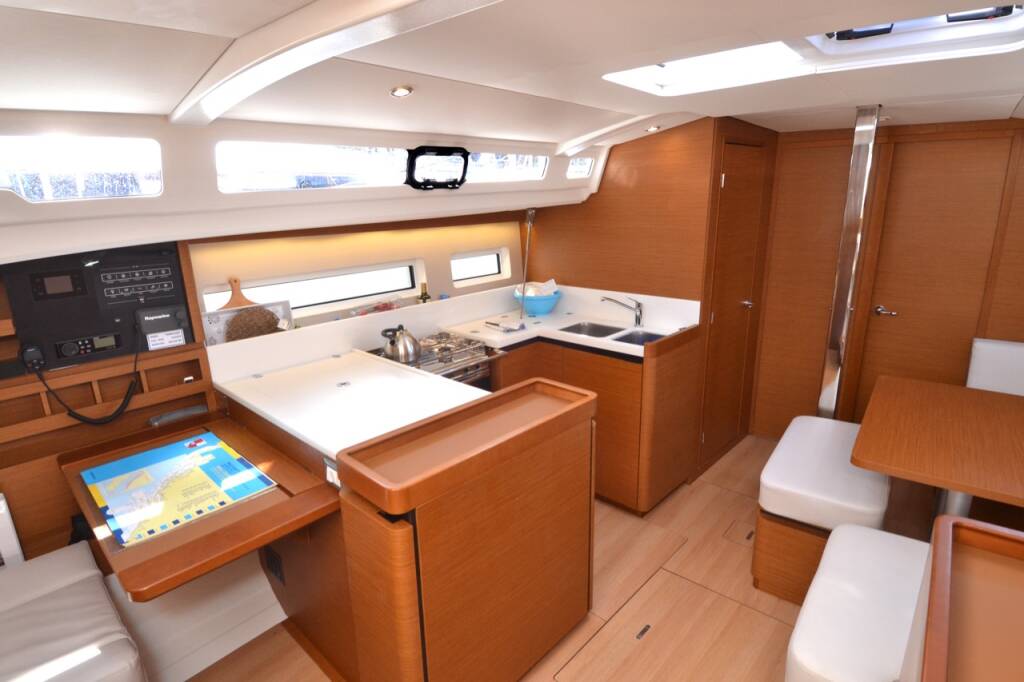 Sailing yacht Sun Odyssey 440 Sigma Kiss