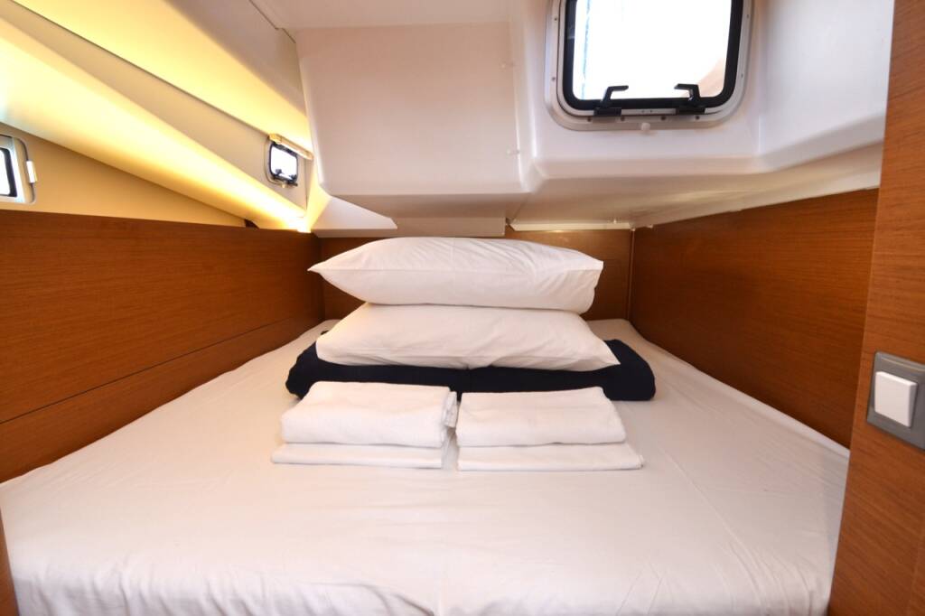 Sailing yacht Sun Odyssey 440 Sigma Kiss