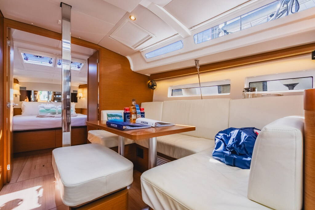 Sun Odyssey 440 Air Guitar