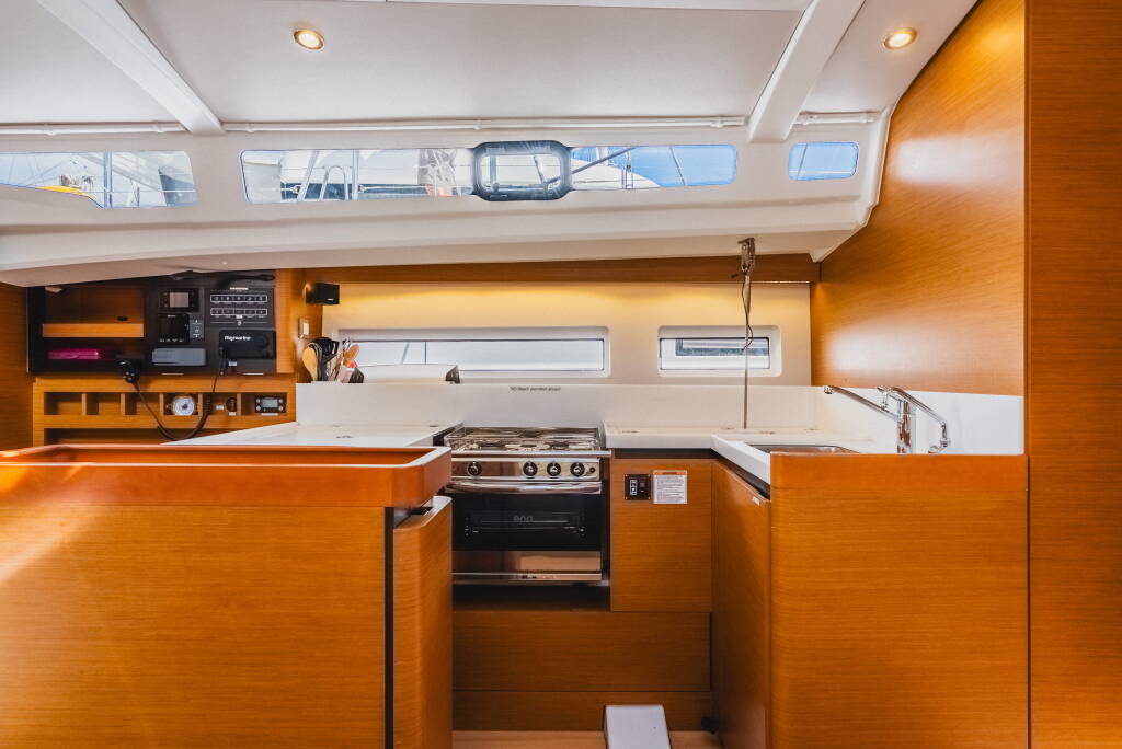 Sun Odyssey 440 Air Guitar