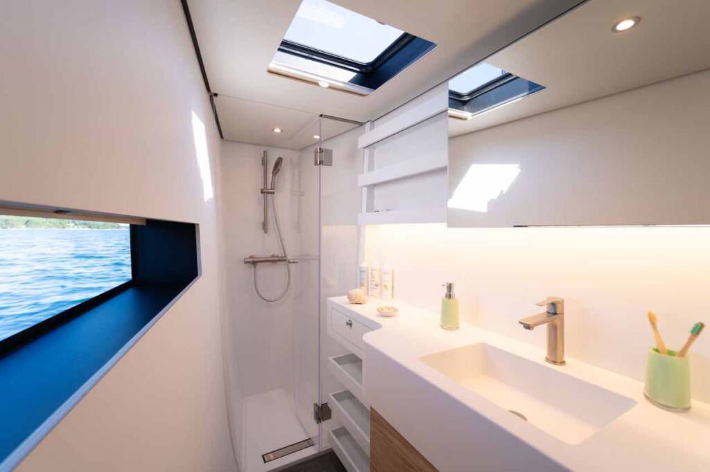 Vaan R4 Electric Silence