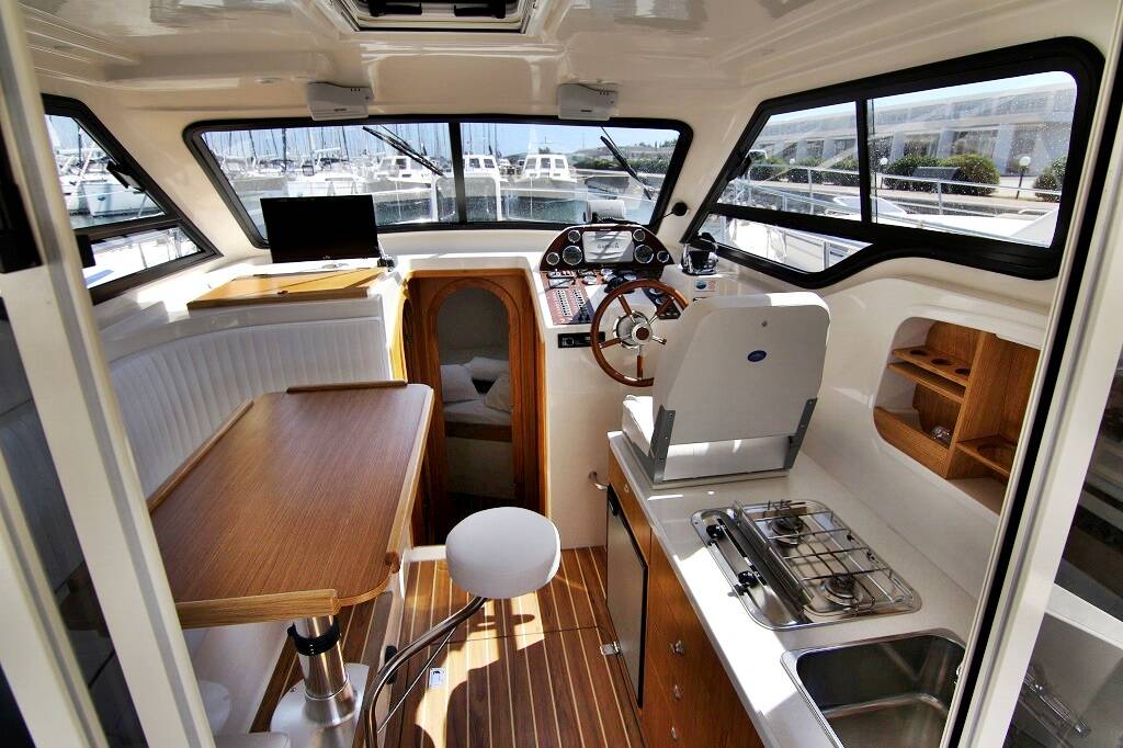 Motorboot Vektor 950 Rava